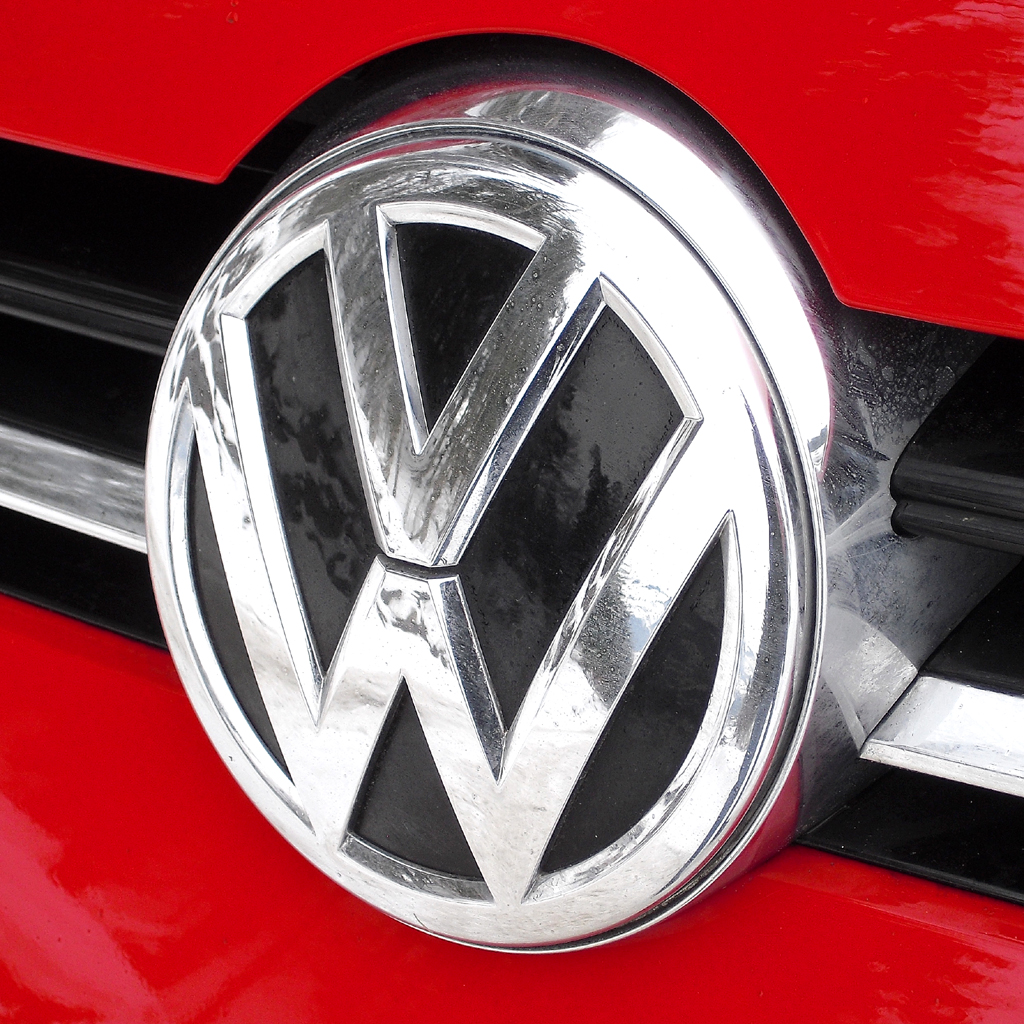 VW Golf 4Motion: Das Markenlogo sitzt vorn mittig unter der Motorhaube. 