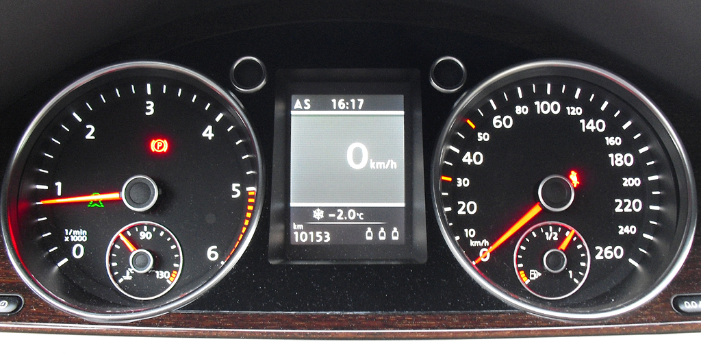 VW Passat Variant: Blick durch den Lenkradkranz auf die Rundinstrumentierung. 
