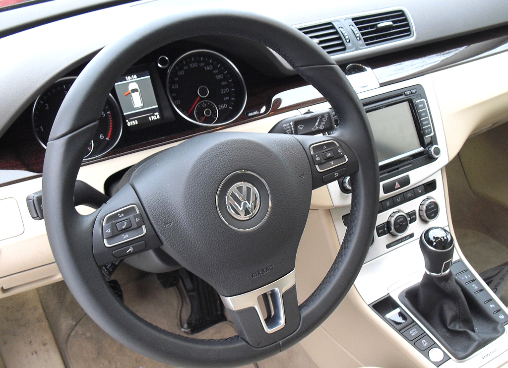 VW Passat Variant: Blick ins Cockpit. 