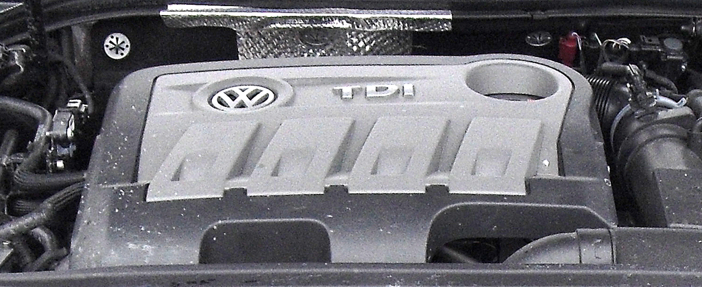 VW Passat Variant: Blick unter die Haube auf die Abdeckung des 2,0-Liter-Selbstzünders. 
