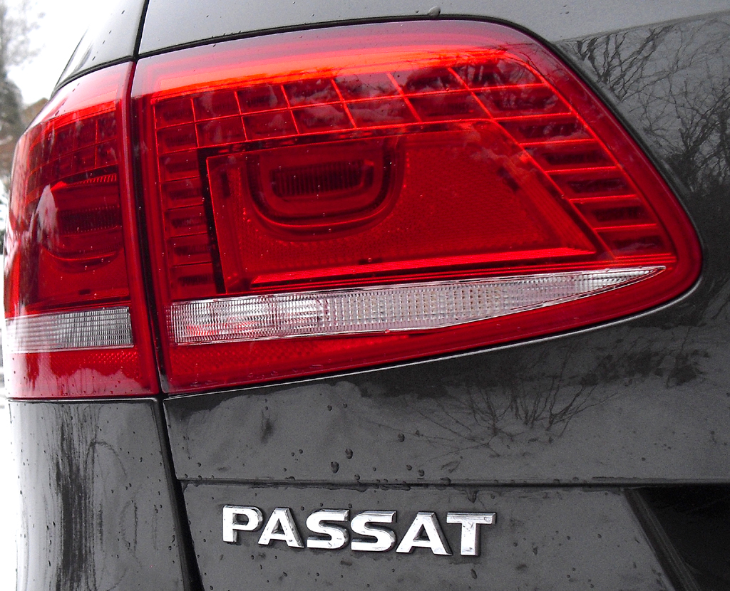 VW Passat Variant: Großformatige Leuchteinheit hinten mit Modellschriftzug. 