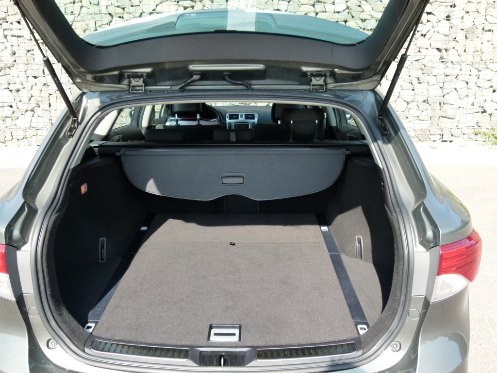 Vergleich Seat Exeo ST und Toyota Avensis Combi – Spanische Emoción trifft Japanische Gelassenheit  