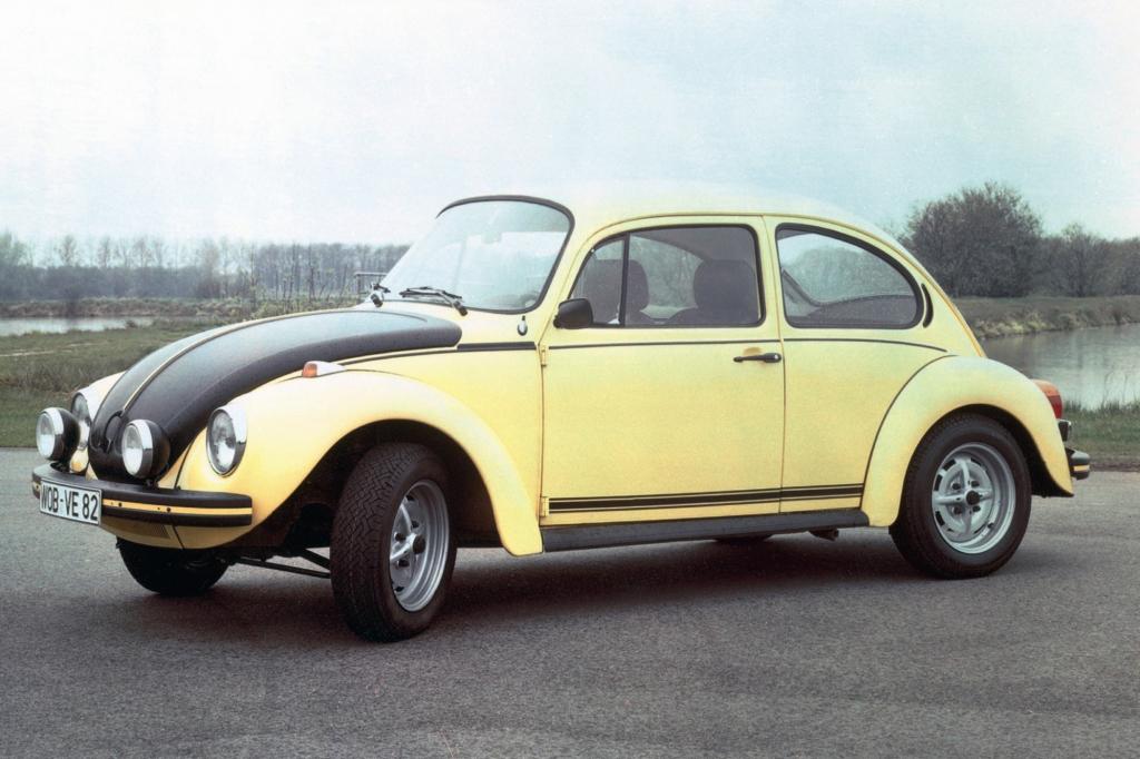 Volkswagen Käfer 1303 gelb schwarzer Renner ab 1973