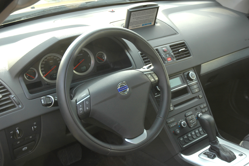 Volvo XC90: Blick ins insgesamt recht übersichtliche Cockpit. 