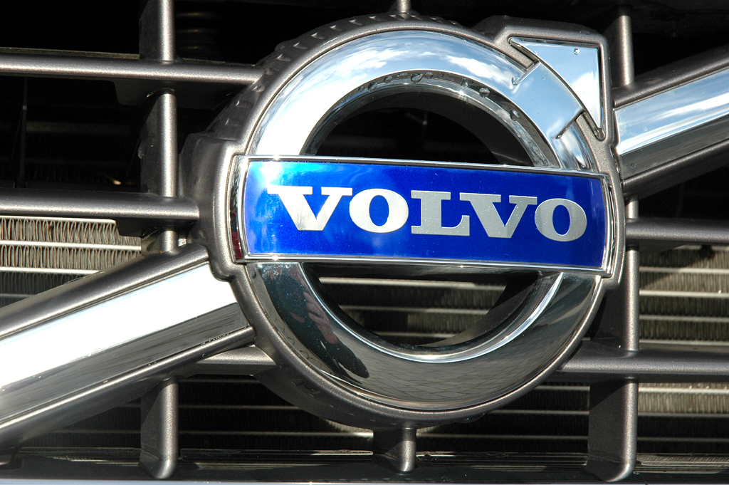 Volvo XC90: Das Markenlogo sitzt vorn mittig im Kühlergrill. 