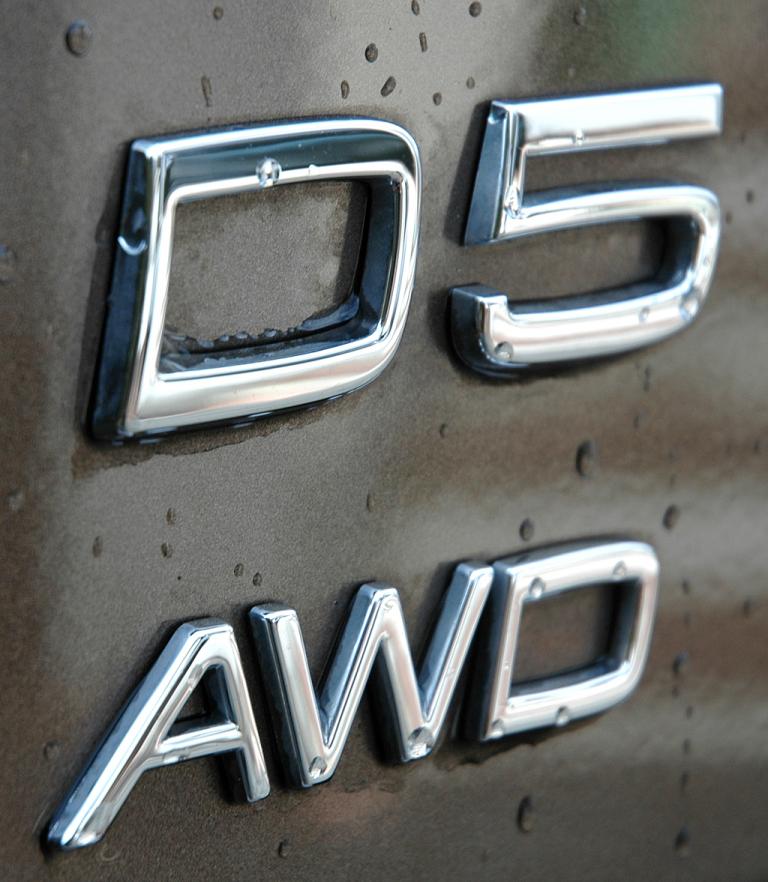 Volvo XC90: (Diesel-)Motorisierungs- und (Allrad-)Antriebsschriftzug am Heck. 