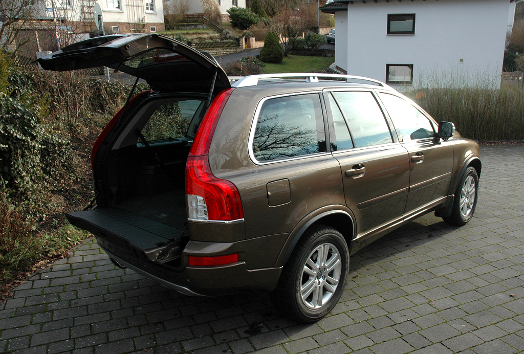 Volvo XC90: Ins Gepäckabteil passen 249 bis 1837 Liter hinein. 