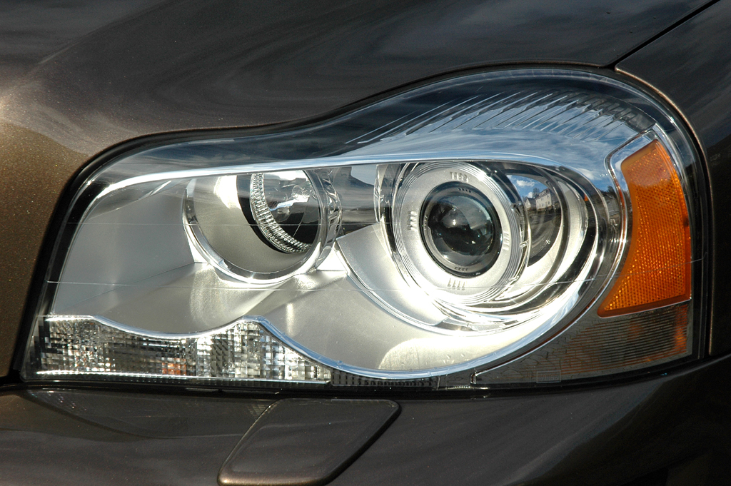 Volvo XC90: Moderne Dual-Xenon-Leuchteinheit vorn. 