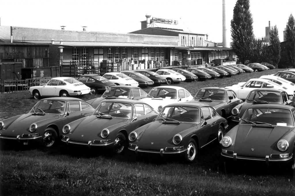 Vor dem Werk in Zuffenhausen ab 1965
