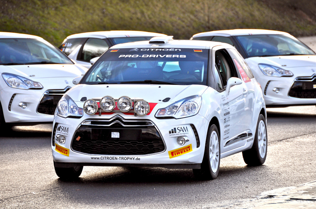 13 Citroen DS3 R1 an Trophy-Teilnehmer übergeben