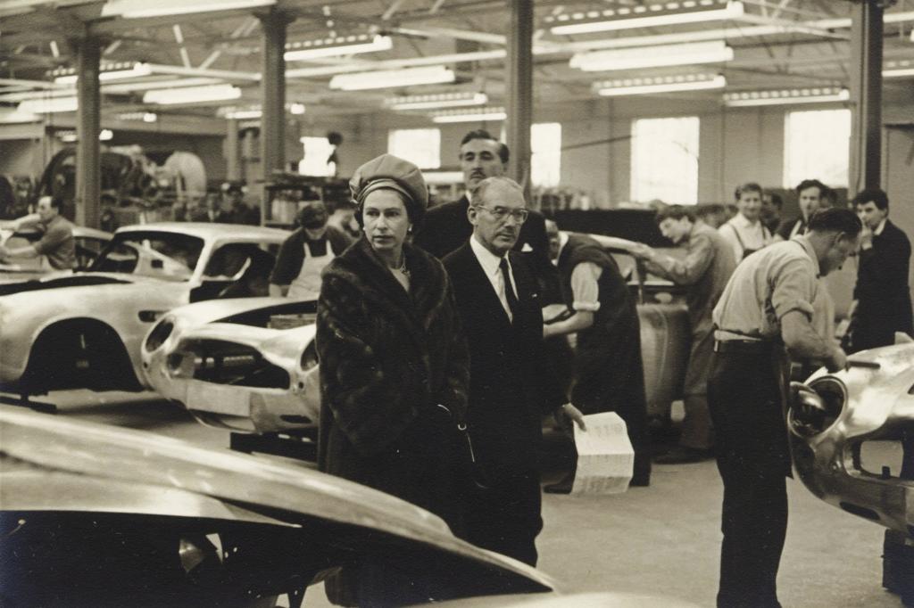 Aston Martin Produktion mit Queen Elisabeth II und David Brown 1960
