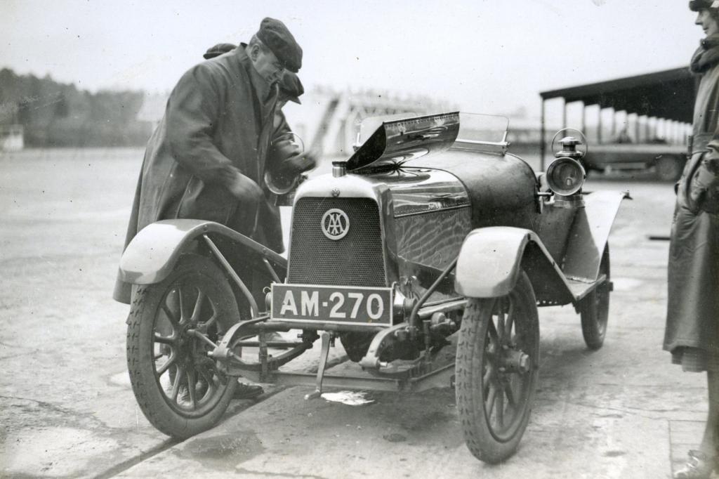 Aston Martin mit Gründer Lionel Martin 1922