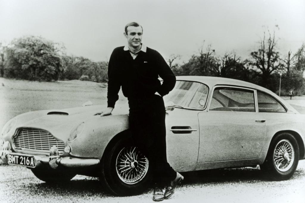 Aston Martin mit James Bond Darsteller Sean Connery