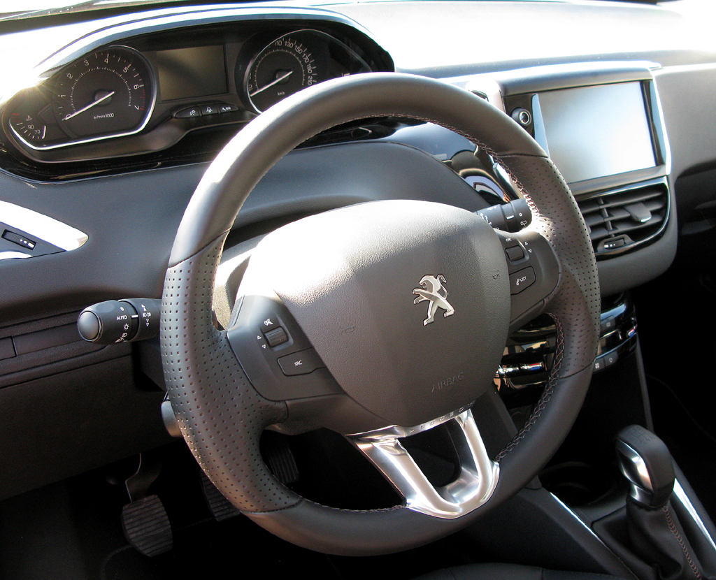 Blick ins Cockpit des neuen Peugeot 208. 