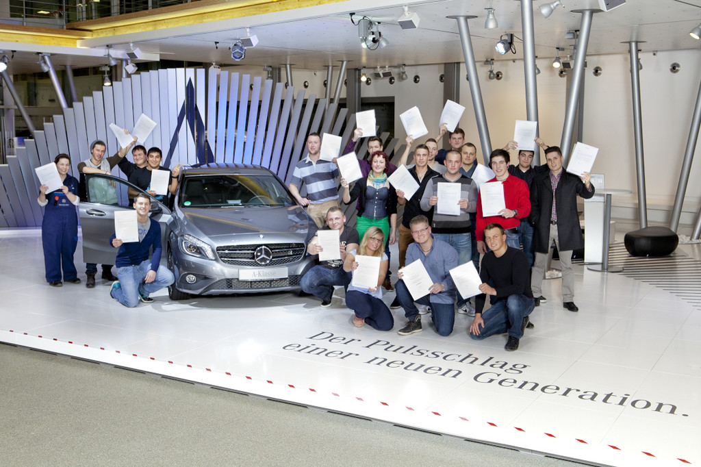 Daimler-Azubis nehmen Abschlusszeugnisse entgegen