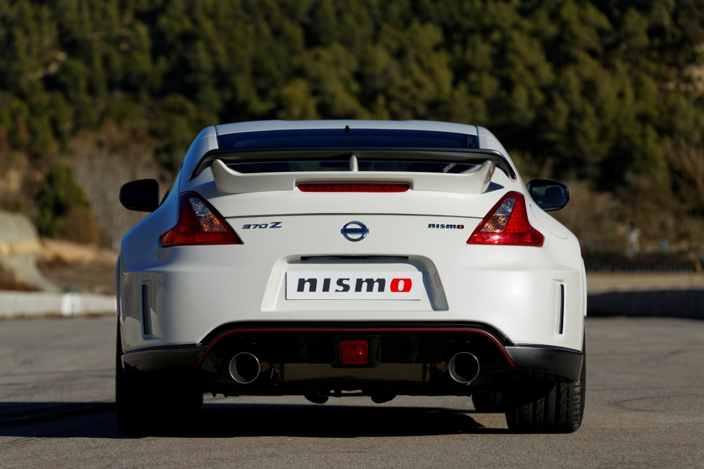 Das Nismo-Modell des Nissan 370Z zeichnet sich zudem durch eine effizientere Aerodynamik, eine zweiflutige Abgasanlage und ein Fahrwerk mit 19-Zoll-Rädern aus. 
