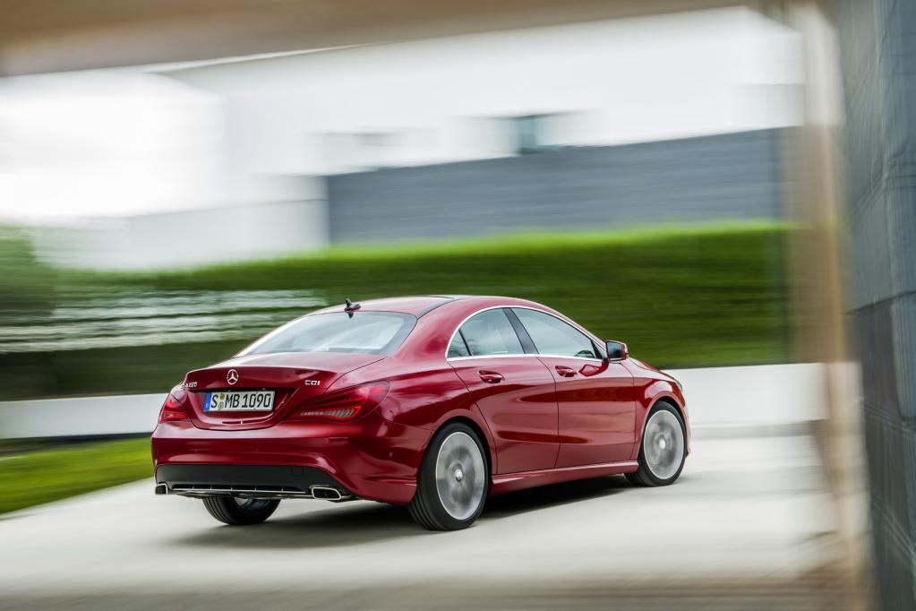 Den Mercedes CLA kennzeichnet die flache coupéartige Dachlinie, die er vom erfolgreichen CLS übernimmt. 
