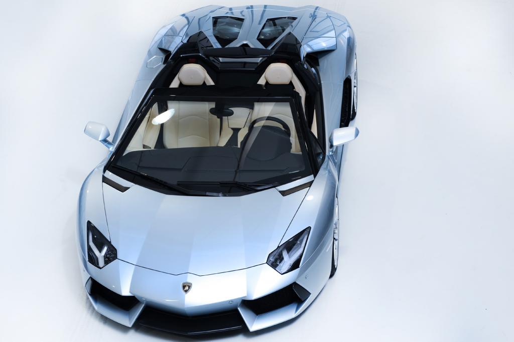Der Lamborghini Aventador öffnet sein Dach