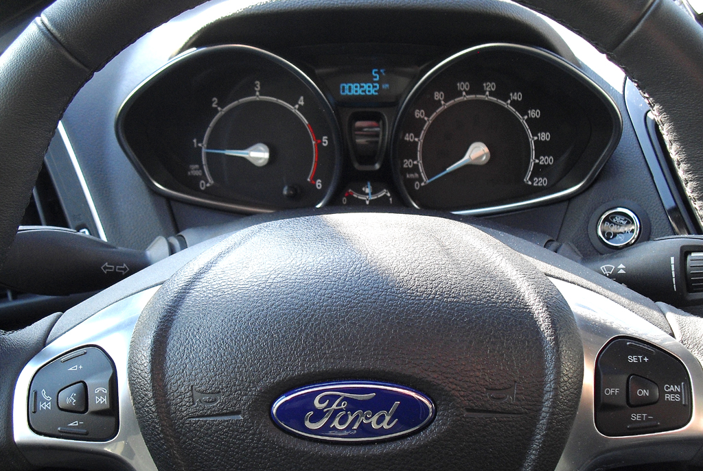 Ford B-Max: Blick durch den Lenkradkranz auf die Rundinstrumentierung. 