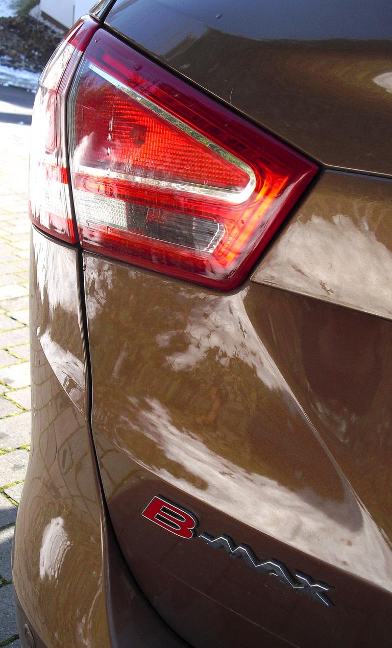 Ford B-Max: Leuchteinheit mit Modellschriftzug am Heck. 