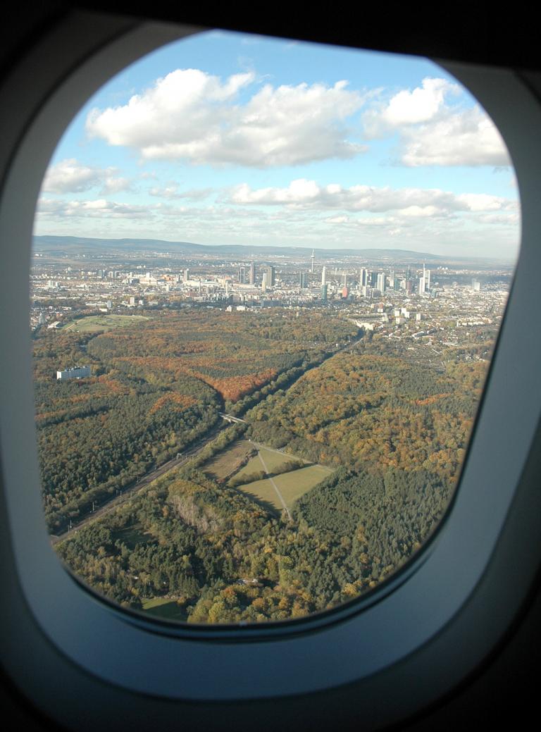 Frankfurt, hier aus einem Flugzeug heraus fotografiert, ist gut mit Taxis bestückt. 