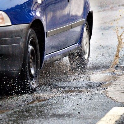 Frostschäden gefährden Auto und Verkehr