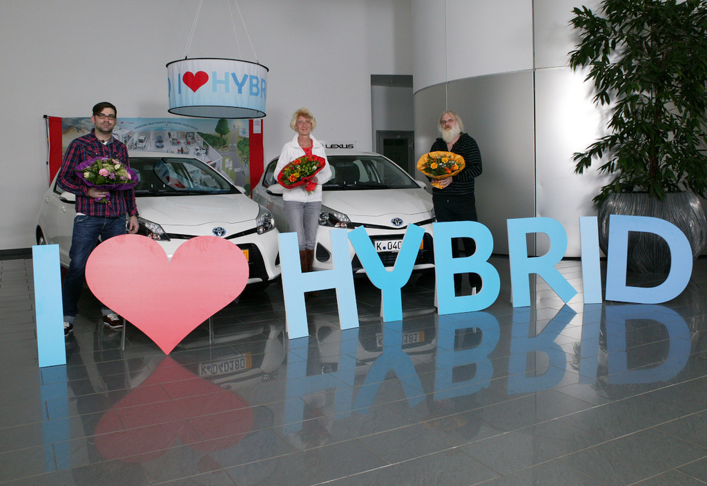 Gewinner nehmen Toyota Yaris Hybrid in Empfang
