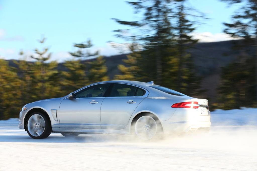 Jaguar XF und XJ spurten jetzt mit allen Pfoten