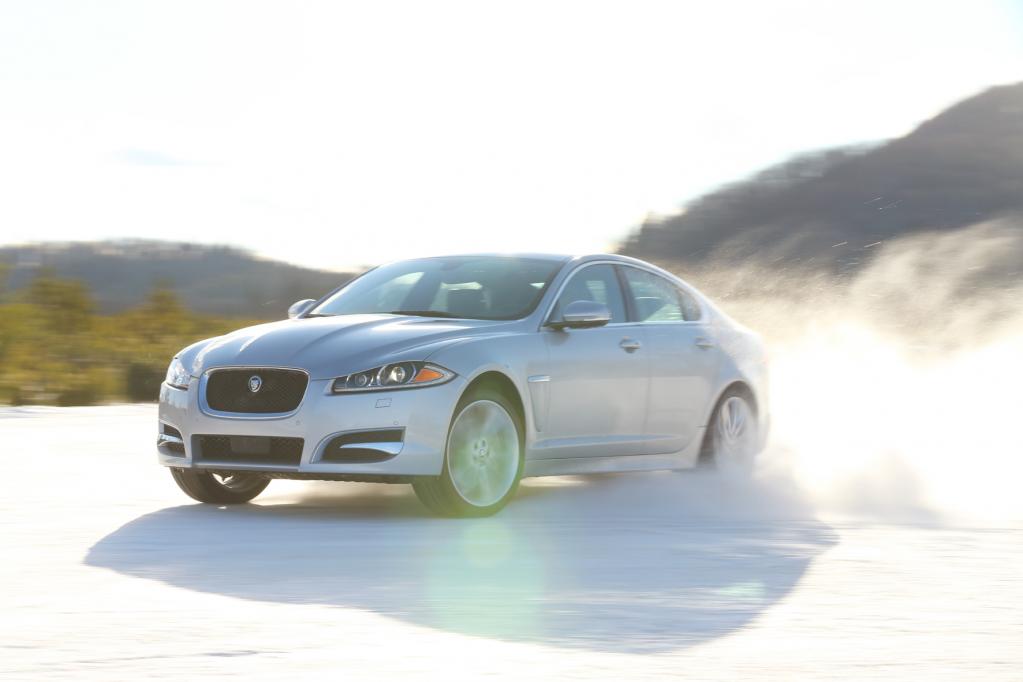 Jaguar XF und XJ spurten jetzt mit allen Pfoten