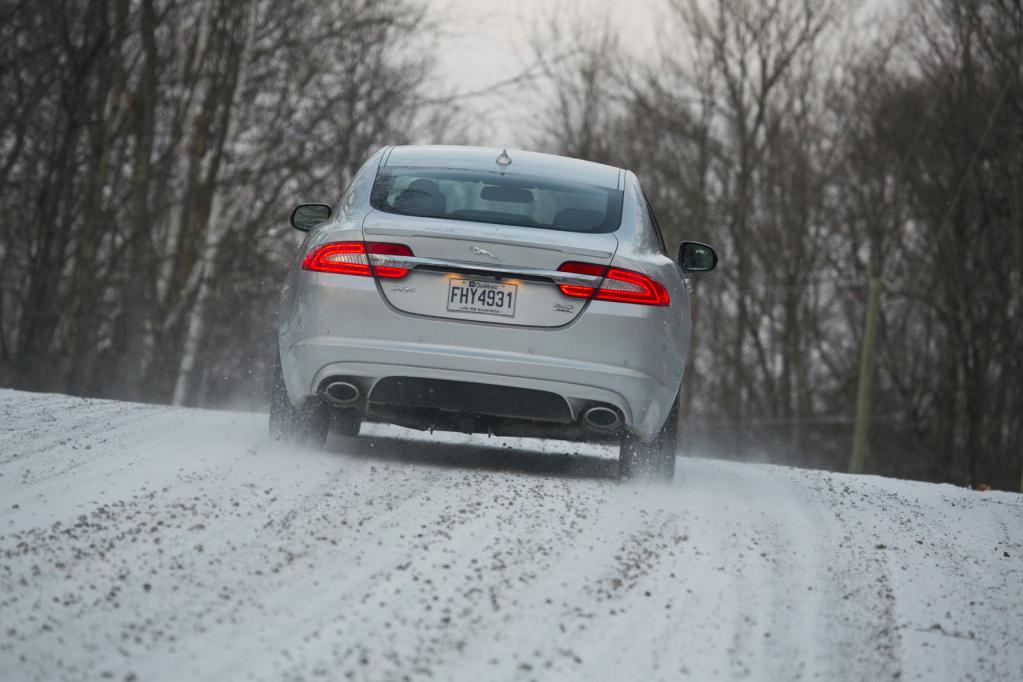 Jaguar XF und XJ spurten jetzt mit allen Pfoten