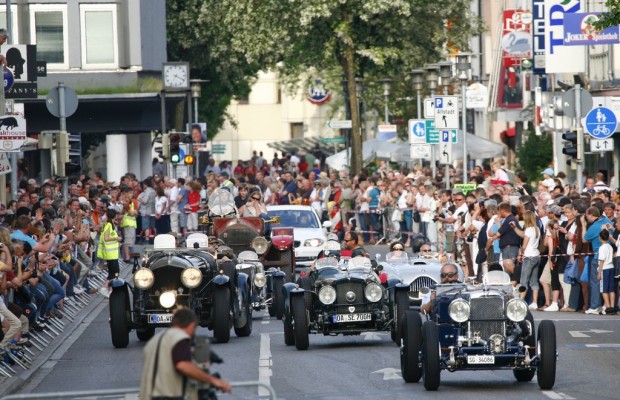 Klassikwelt Bodensee: Mit 175 Oldtimern durch Friedrichshafen