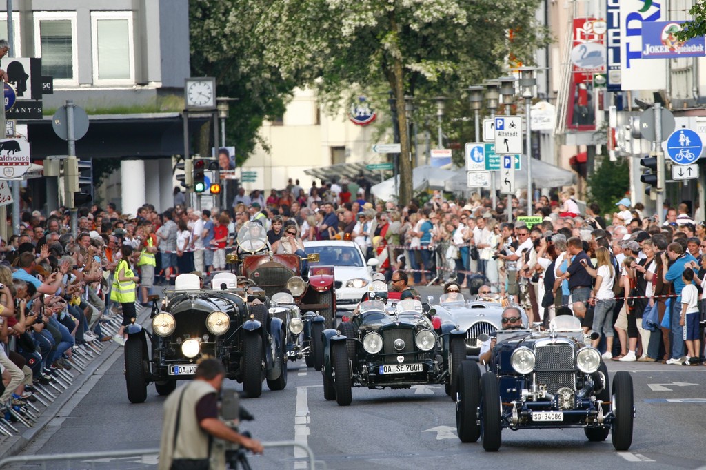 Klassikwelt Bodensee: Mit 175 Oldtimern durch Friedrichshafen