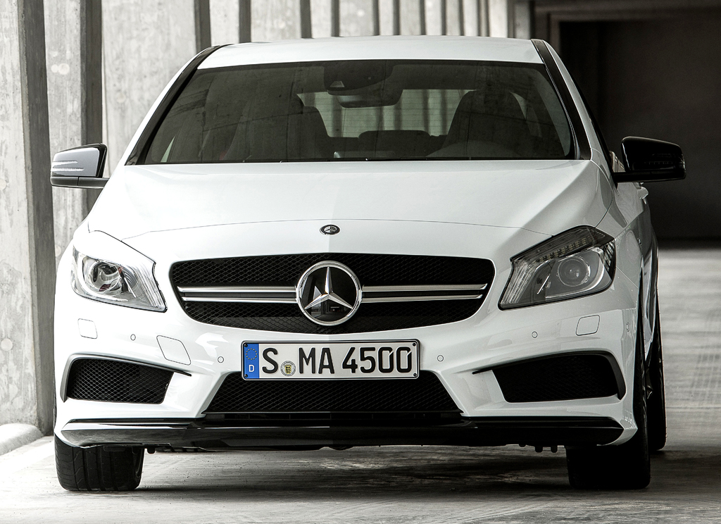 Mercedes A 45 AMG 4Matic: Blick auf die Frontpartie. 