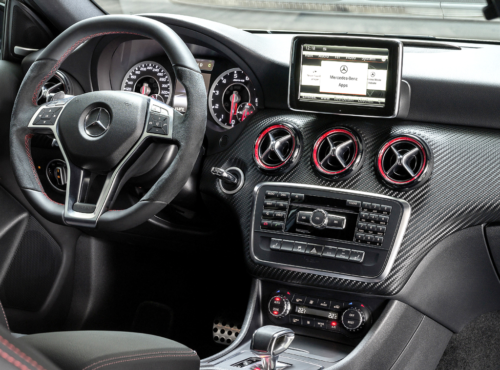 Mercedes A 45 AMG 4Matic: Blick ins Cockpit. 