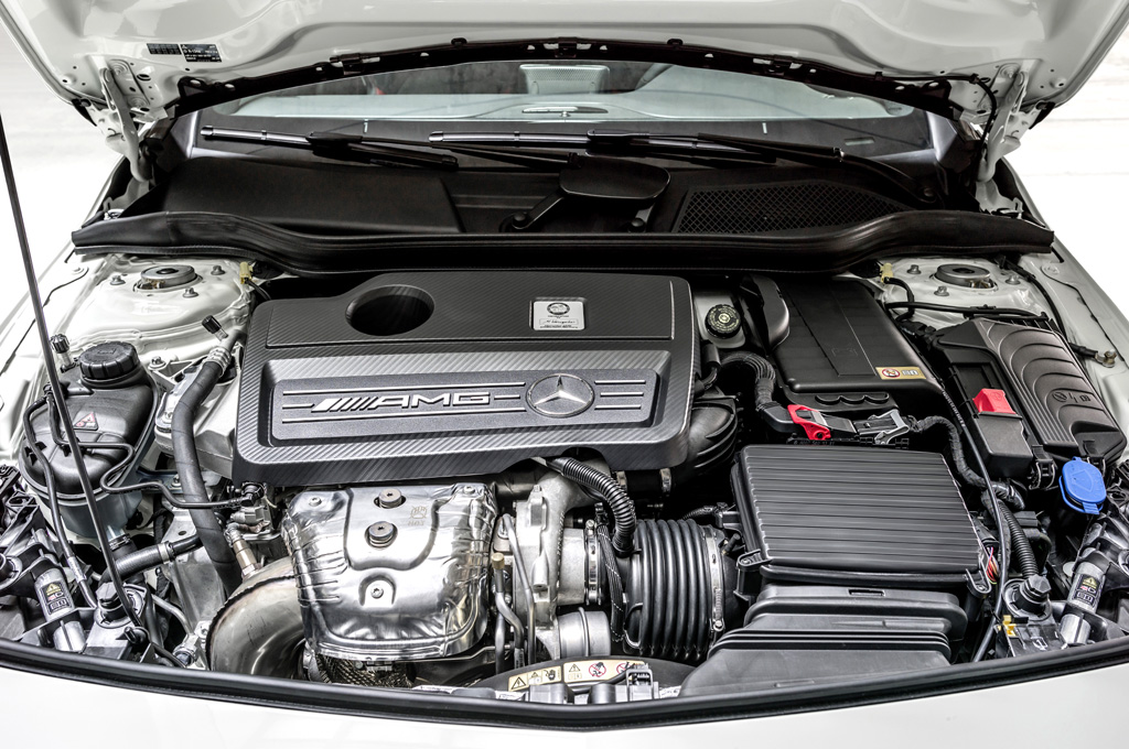 Mercedes A 45 AMG 4Matic: Blick unter die Haube auf den 2,0-Liter-Vierzylinder-Turbo. 
