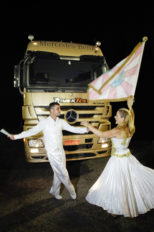 Mercedes-Benz-Lkw als Festwagen in Sao Paulo
