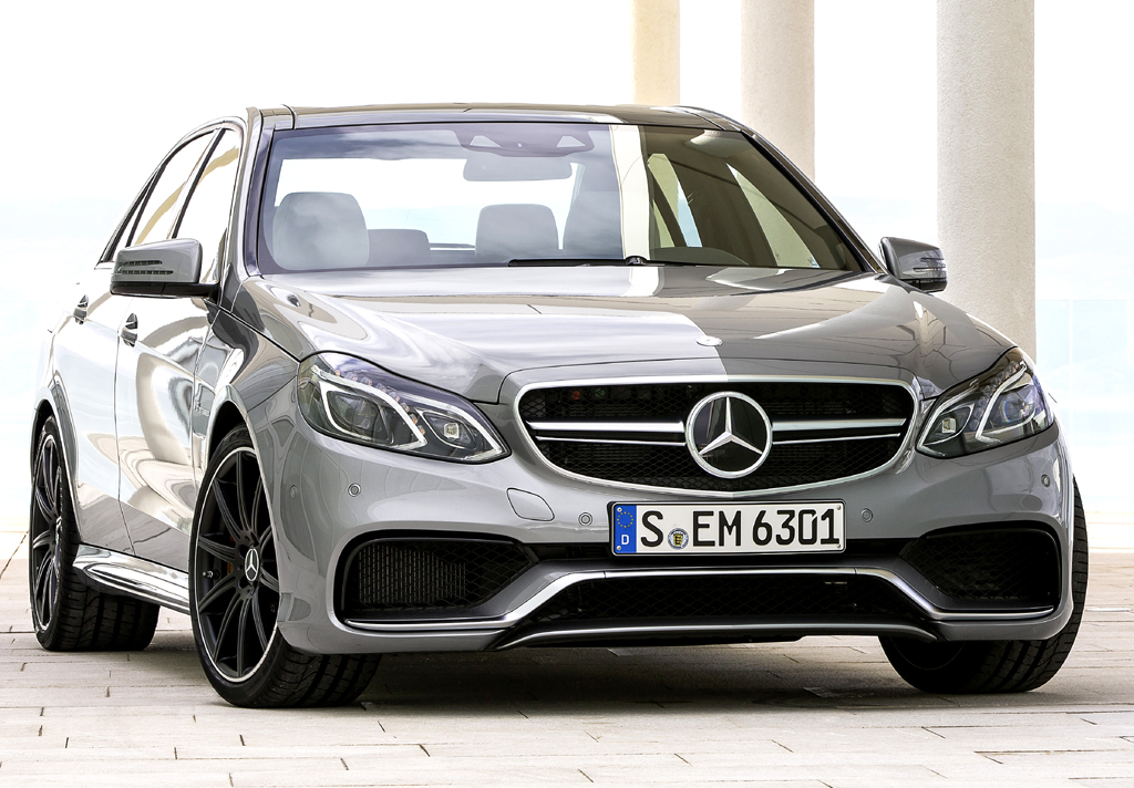 Mercedes E 63 AMG: Blick auf die Frontpartie der Limousine. 