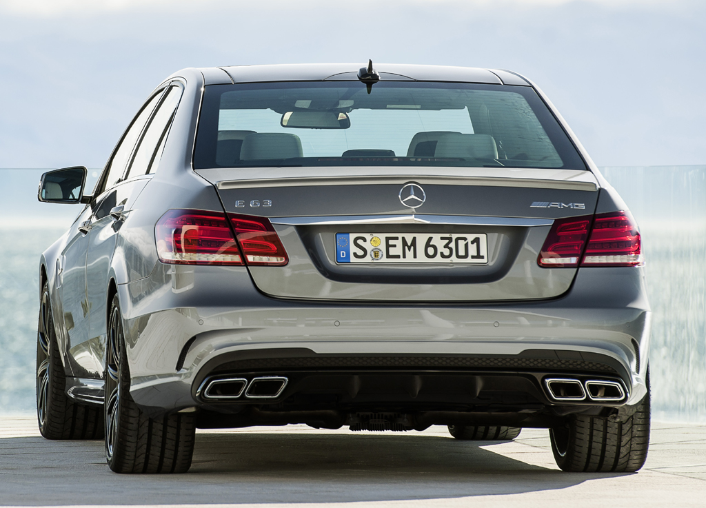 Mercedes E 63 AMG: Blick auf die Heckpartie der Limousine. 