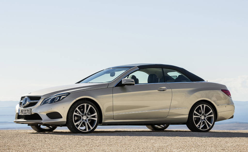 Mercedes-E-Klasse: ... und mit geschlossenem Stoffverdeck von der Seite. 