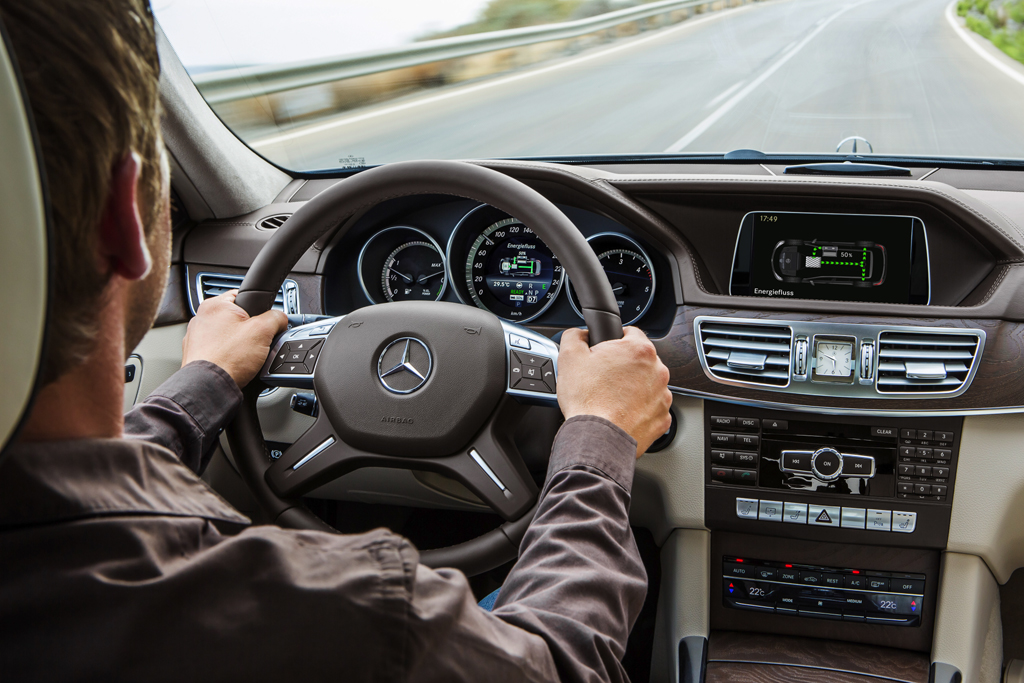 Mercedes-E-Klasse: Blick ins Cockpit der Hybrid-E300-Bluetec-Limousine. 