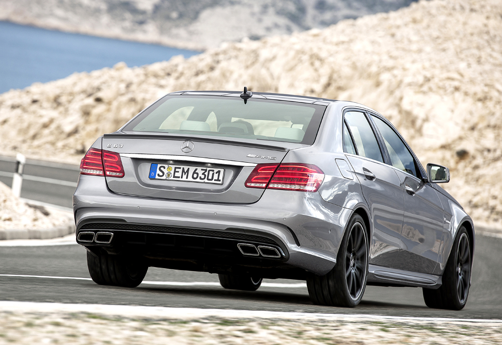 Mercedes-E-Klasse, hier als E63 AMG von hinten.
