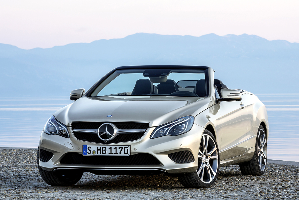 Mercedes-E-Klasse, hier das Cabrio von vorn und offen ... 