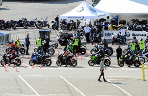 Motorrad-Probefahrten auf Flughafen Tempelhof