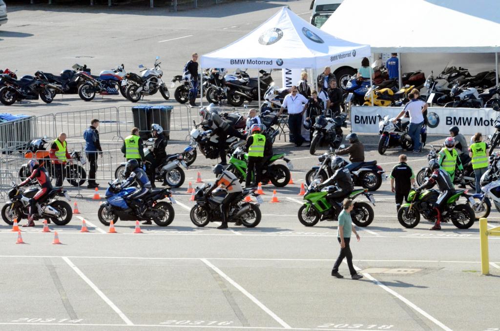 Motorrad-Probefahrten auf Flughafen Tempelhof