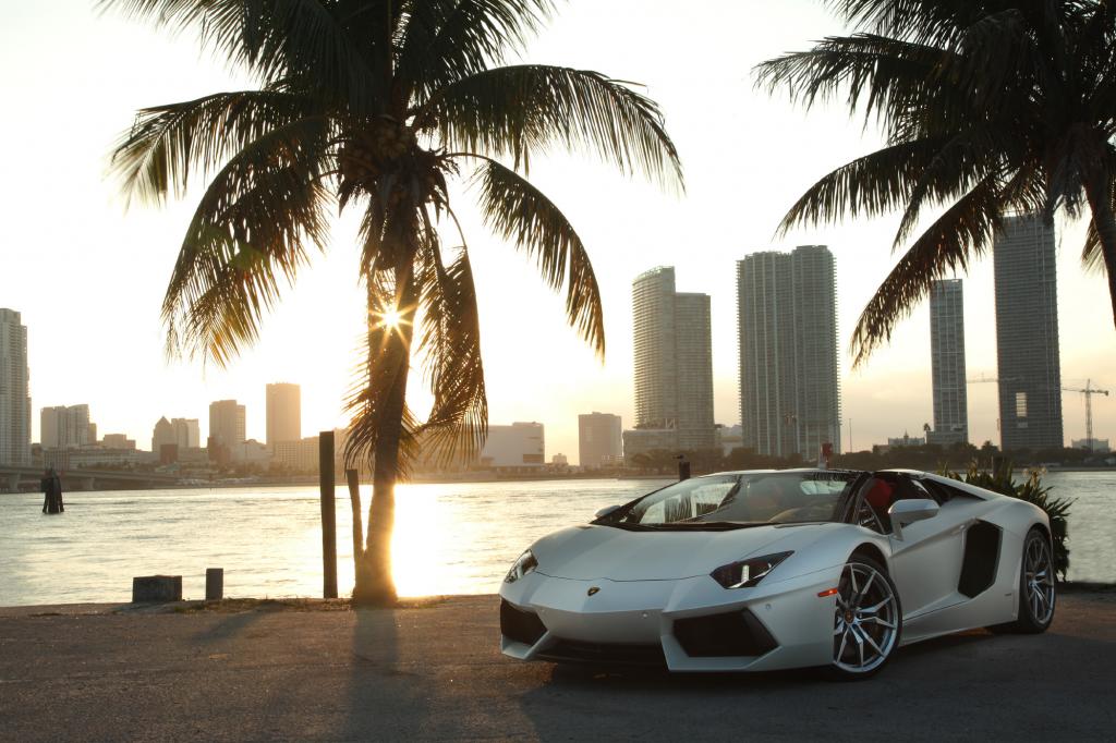 Natürlich kann man sich in einem Lamborghini nicht zurücklehnen, eine Hand vom Lenker nehmen und gelassen dahin gondeln
