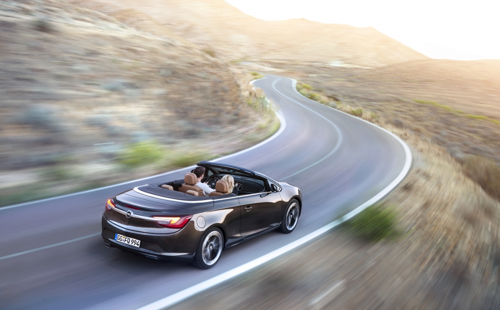 Opel Cascada: Viersitziges Mittelklasse-Cabrio mit Stoffverdeck feiert Premiere in Genf