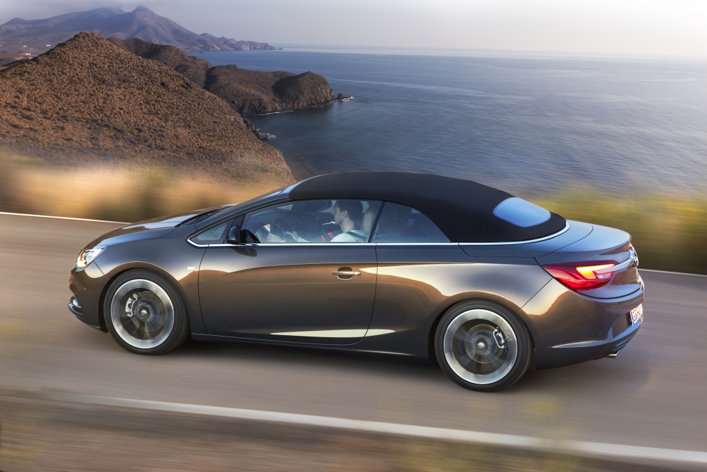 Opel Cascada: Viersitziges Mittelklasse-Cabrio mit Stoffverdeck feiert Premiere in Genf