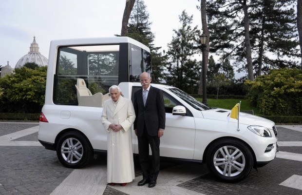 Papst Benedikt XVI tritt zurück - Zwei Monate altes Papamobil sucht neuen Besitzer
