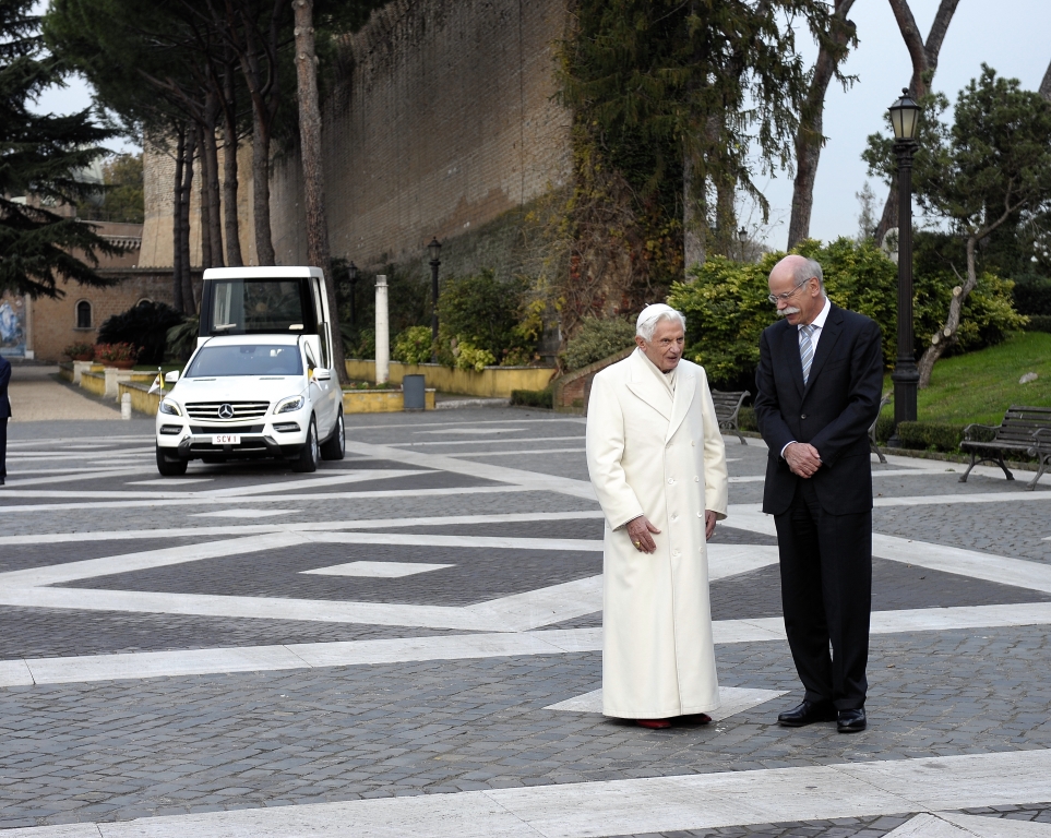 Papst Benedikt XVI tritt zurück - Zwei Monate altes Papamobil sucht neuen Besitzer