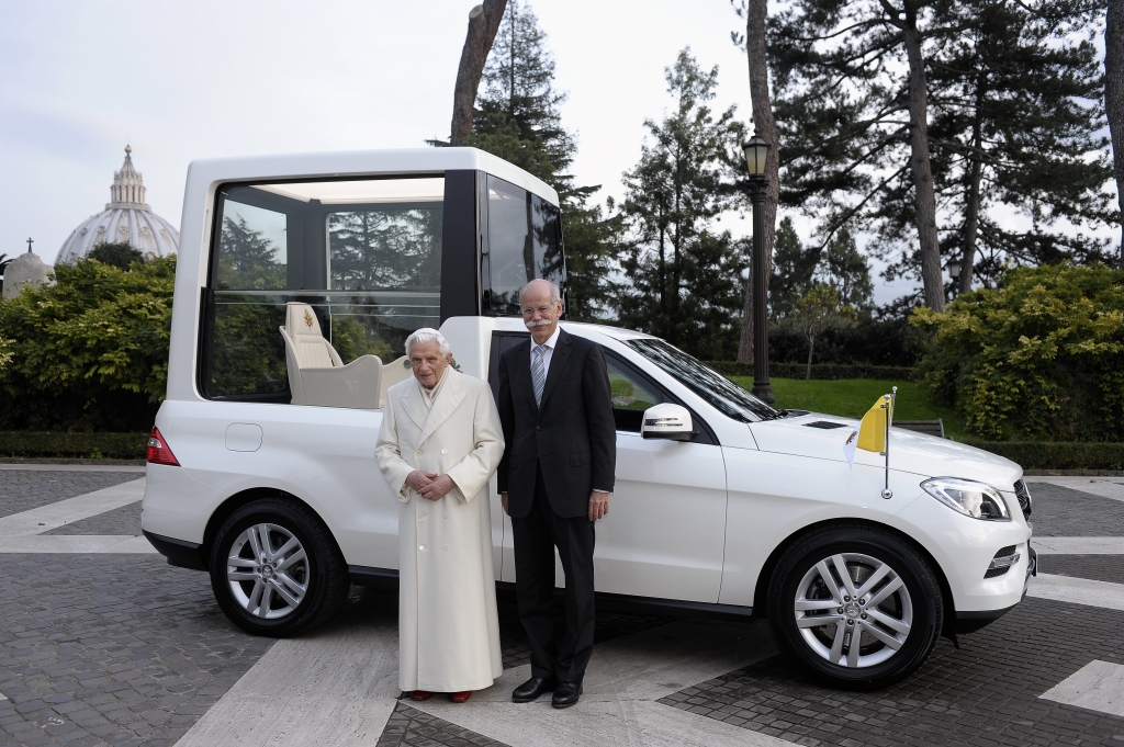 Papst Benedikt XVI tritt zurück - Zwei Monate altes Papamobil sucht neuen Besitzer